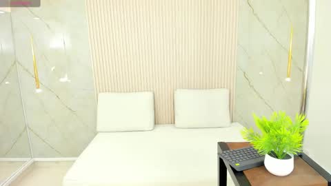 luminous__queen online show from 2, 2, 2025