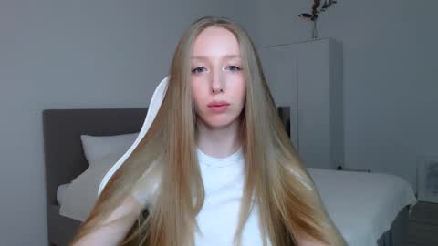 Snapshot of luna_insanity chatting on 2, 11, 2025 Luna online show from 2, 11, 2025