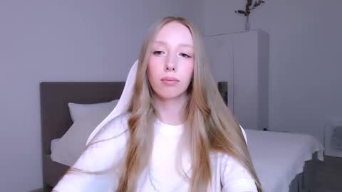 Snapshot of luna_insanity chatting on 4, 11, 2025 Luna online show from 4, 11, 2025