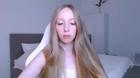 Snapshot of luna_insanity chatting on 12, 11, 2025 Luna online show from 12, 11, 2025