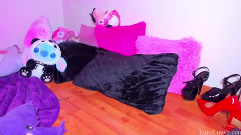 Luna Luuvz online show from 5, 3, 2025