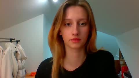 Snapshot of luna_xsensual chatting on 18, 12, 2024 L U N A online show from 18, 12, 2024