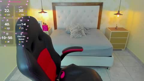 Snapshot of lunaclark2 chatting on 15, 10, 2025 LUNA online show from 15, 10, 2025