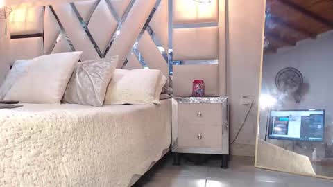 Snapshot of lunaflorez_ chatting on 25, 10, 2025 LUNA online show from 25, 10, 2025