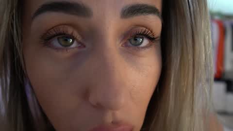 Snapshot of lunaink_ chatting on 4, 2, 2025 Laura online show from 4, 2, 2025