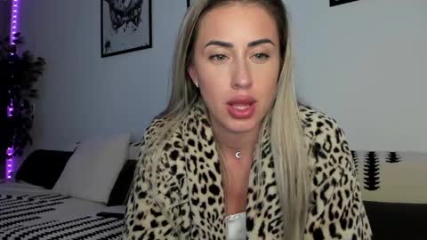 Snapshot of lunaink_ chatting on 5, 2, 2025 Laura online show from 5, 2, 2025