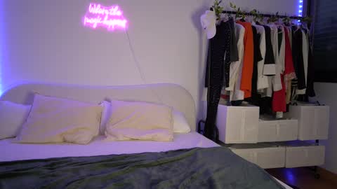 Snapshot of lunaink_ chatting on 27, 2, 2025 Laura online show from 27, 2, 2025