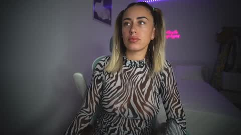 Snapshot of lunaink_ chatting on 30, 9, 2025 Laura online show from 30, 9, 2025