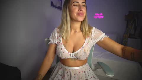 Snapshot of lunaink_ chatting on 16, 10, 2025 Laura online show from 16, 10, 2025