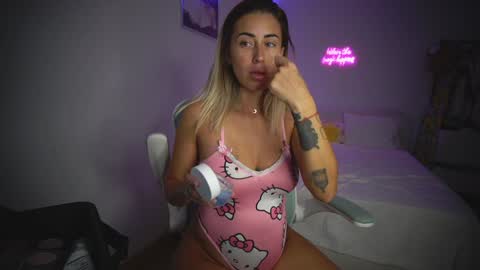 Snapshot of lunaink_ chatting on 23, 10, 2025 Laura online show from 23, 10, 2025