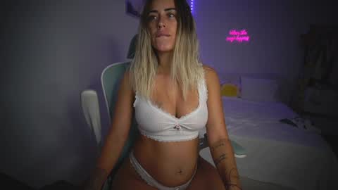 Snapshot of lunaink_ chatting on 23, 10, 2025 Laura online show from 23, 10, 2025