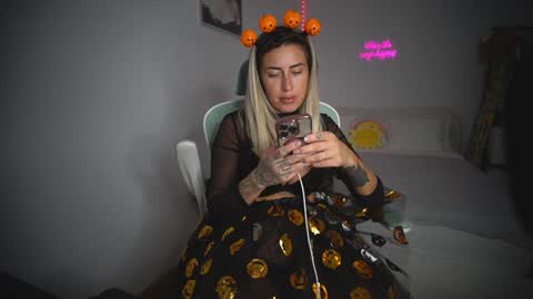 Snapshot of lunaink_ chatting on 31, 10, 2025 Laura online show from 31, 10, 2025