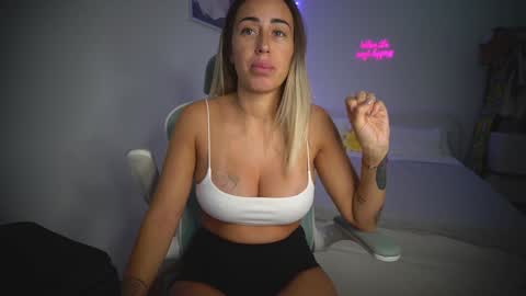 Snapshot of lunaink_ chatting on 4, 11, 2025 Laura online show from 4, 11, 2025