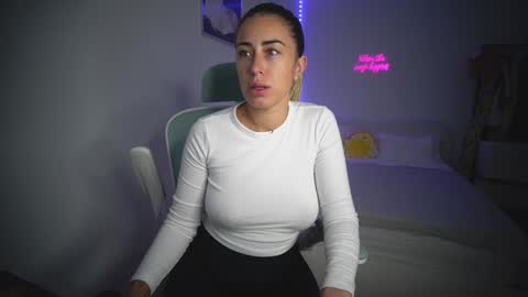 Snapshot of lunaink_ chatting on 5, 11, 2025 Laura online show from 5, 11, 2025