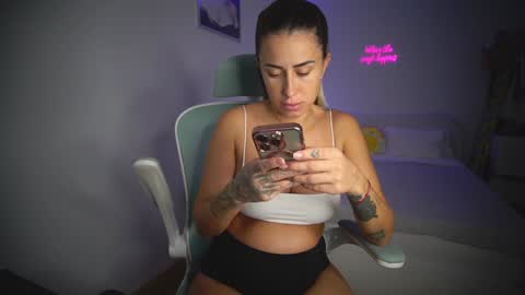 Snapshot of lunaink_ chatting on 14, 11, 2025 Laura online show from 14, 11, 2025