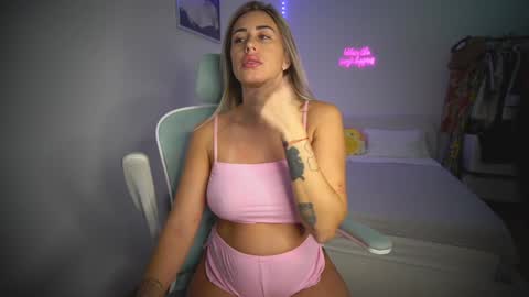 Snapshot of lunaink_ chatting on 21, 11, 2025 Laura online show from 21, 11, 2025