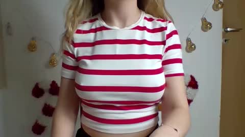 lunalovegood869275 online show from 3, 12, 2025