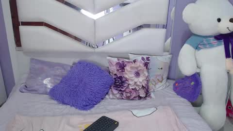 Snapshot of lunaoliveros chatting on 15, 12, 2025 Luna online show from 15, 12, 2025