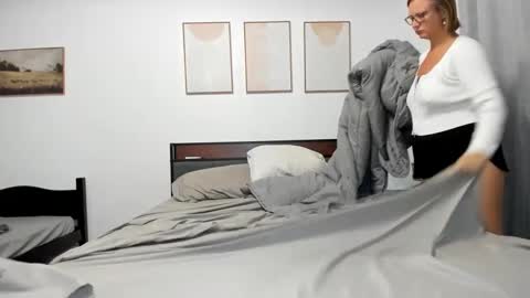 LunaPearl   online show from 20, 9, 2025