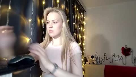 Snapshot of lunapeony chatting on 4, 12, 2025 lunapeony online show from 4, 12, 2025