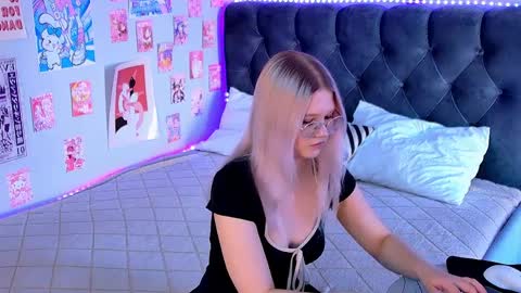 lunariafox online show from 6, 4, 2026