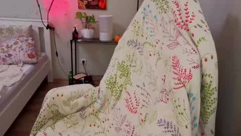 Snapshot of lunatale chatting on 19, 11, 2025 Kate online show from 19, 11, 2025