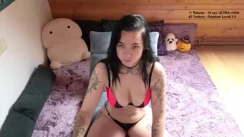 Snapshot of lunaticminx chatting on 17, 10, 2025 Luna powered by bitch dust online show from 17, 10, 2025