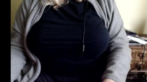 Snapshot of lunoviaxl chatting on 14, 12, 2025 LunoviaXL online show from 14, 12, 2025