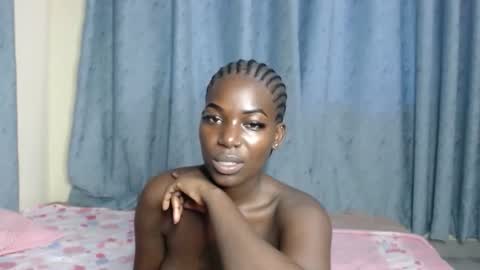 Snapshot of luo_queen chatting on 27, 10, 2025 luo_queen online show from 27, 10, 2025