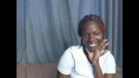 Snapshot of luo_queen chatting on 12, 11, 2025 luo_queen online show from 12, 11, 2025