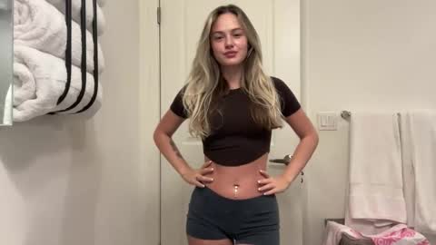 Snapshot of luvaimee chatting on 25, 11, 2025 Aimee online show from 25, 11, 2025