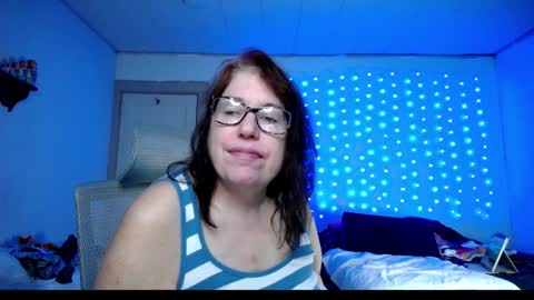 Snapshot of luvely_gurl chatting on 4, 12, 2024 Shauna online show from 4, 12, 2024