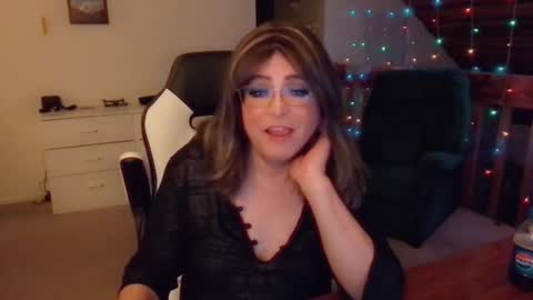 Snapshot of luvs2bbritney chatting on 5, 1, 2025 Britney online show from 5, 1, 2025