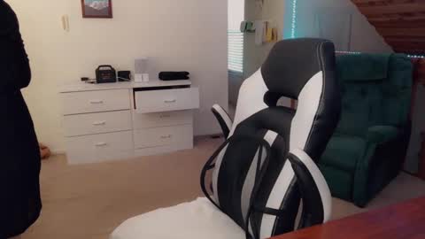 Snapshot of luvs2bbritney chatting on 8, 9, 2025 Britney online show from 8, 9, 2025