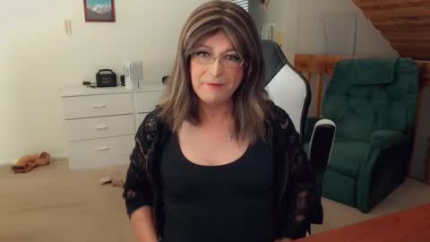 Snapshot of luvs2bbritney chatting on 11, 9, 2025 Britney online show from 11, 9, 2025