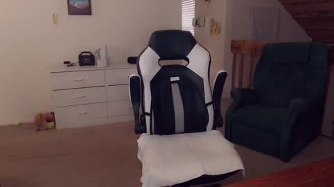 Snapshot of luvs2bbritney chatting on 12, 9, 2025 Britney online show from 12, 9, 2025