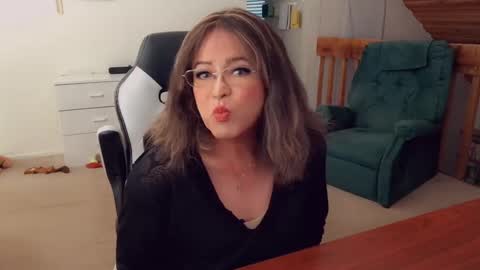 Snapshot of luvs2bbritney chatting on 28, 9, 2025 Britney online show from 28, 9, 2025