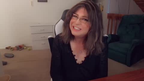 Snapshot of luvs2bbritney chatting on 6, 10, 2025 Britney online show from 6, 10, 2025