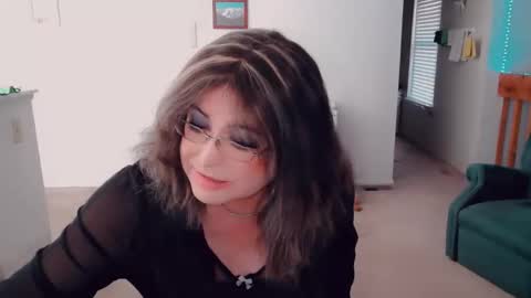 Snapshot of luvs2bbritney chatting on 23, 10, 2025 Britney online show from 23, 10, 2025