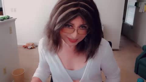 Snapshot of luvs2bbritney chatting on 24, 10, 2025 Britney online show from 24, 10, 2025