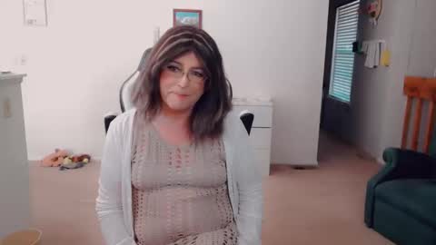 Snapshot of luvs2bbritney chatting on 28, 10, 2025 Britney online show from 28, 10, 2025