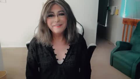 Snapshot of luvs2bbritney chatting on 31, 10, 2025 Britney online show from 31, 10, 2025