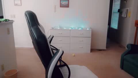 Snapshot of luvs2bbritney chatting on 6, 11, 2025 Britney online show from 6, 11, 2025