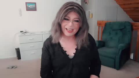 Snapshot of luvs2bbritney chatting on 12, 11, 2025 Britney online show from 12, 11, 2025