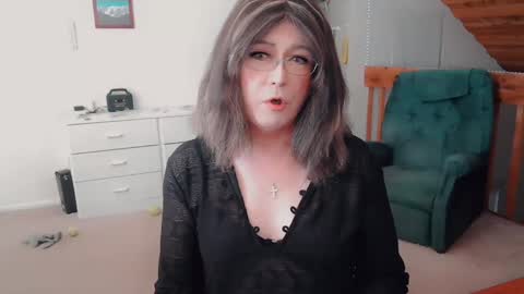 Snapshot of luvs2bbritney chatting on 13, 11, 2025 Britney online show from 13, 11, 2025