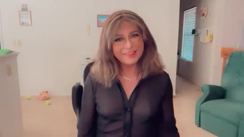 Snapshot of luvs2bbritney chatting on 14, 11, 2025 Britney online show from 14, 11, 2025