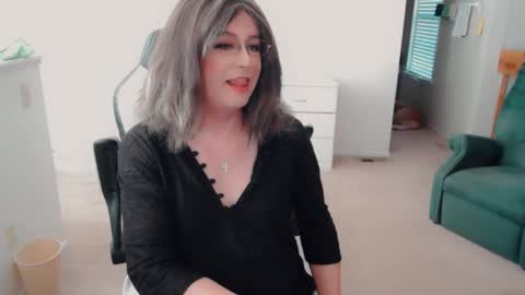 Snapshot of luvs2bbritney chatting on 18, 11, 2025 Britney online show from 18, 11, 2025