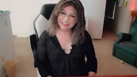 Snapshot of luvs2bbritney chatting on 21, 11, 2025 Britney online show from 21, 11, 2025