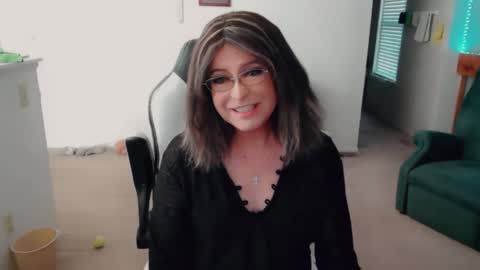 Snapshot of luvs2bbritney chatting on 25, 11, 2025 Britney online show from 25, 11, 2025