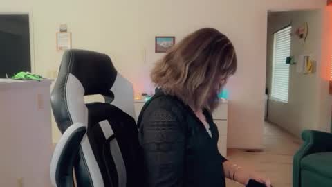 Snapshot of luvs2bbritney chatting on 30, 11, 2025 Britney online show from 30, 11, 2025